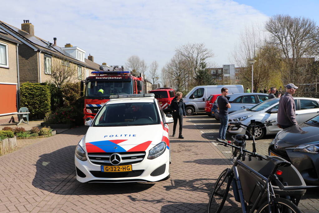 Omstanders redden inzittenden uit te water geraakte auto