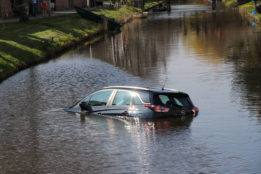 Omstanders redden inzittenden uit te water geraakte auto