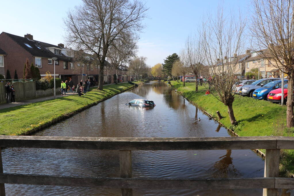 Omstanders redden inzittenden uit te water geraakte auto