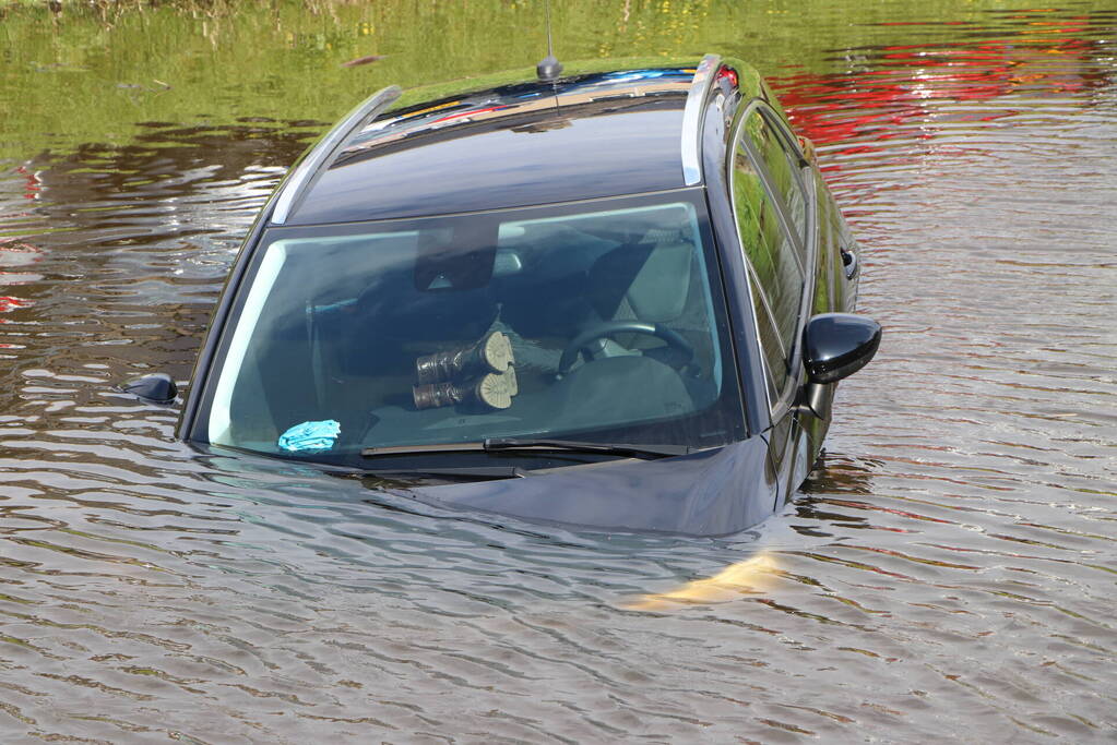 Omstanders redden inzittenden uit te water geraakte auto