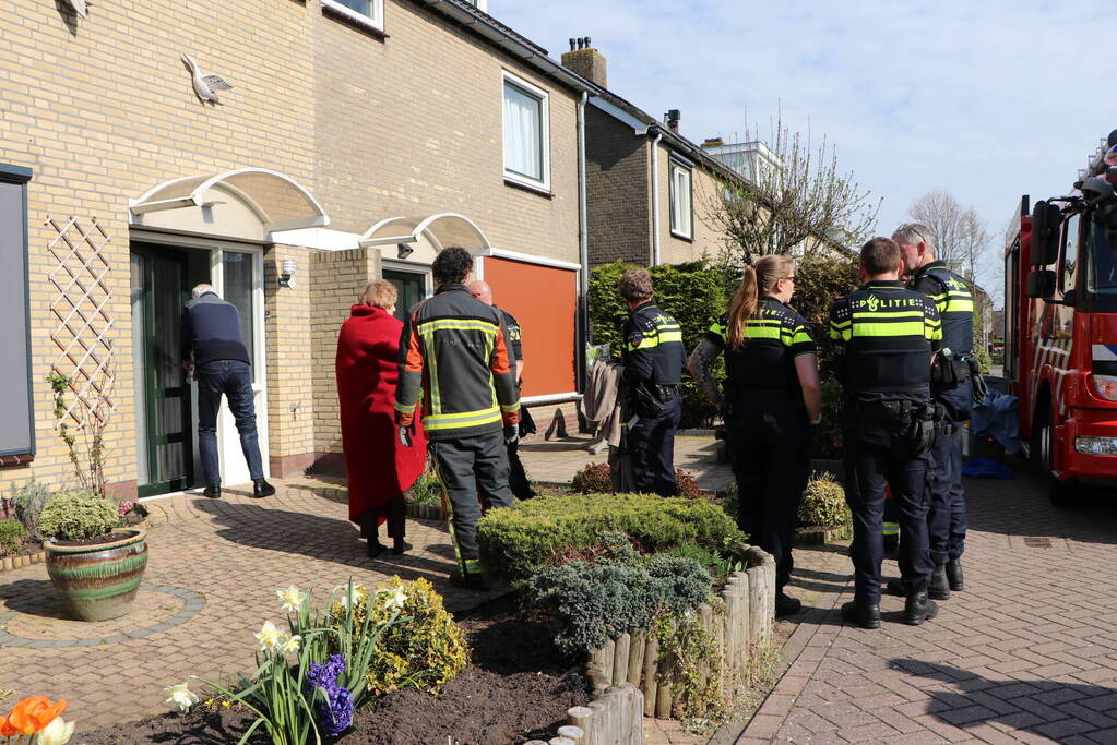 Omstanders redden inzittenden uit te water geraakte auto