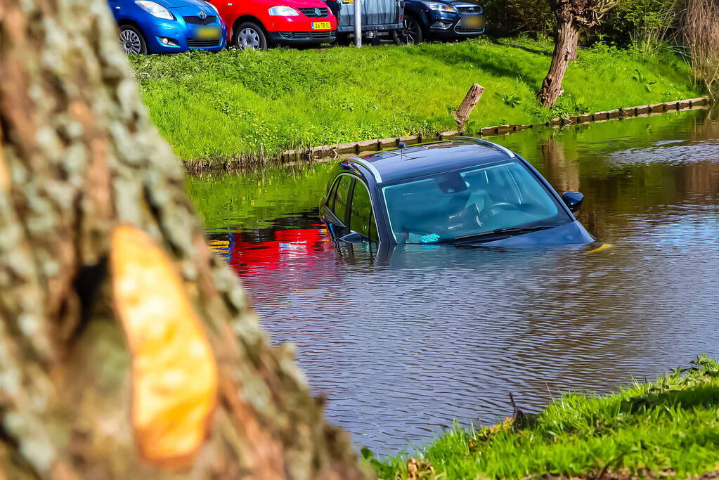 Omstanders redden inzittenden uit te water geraakte auto