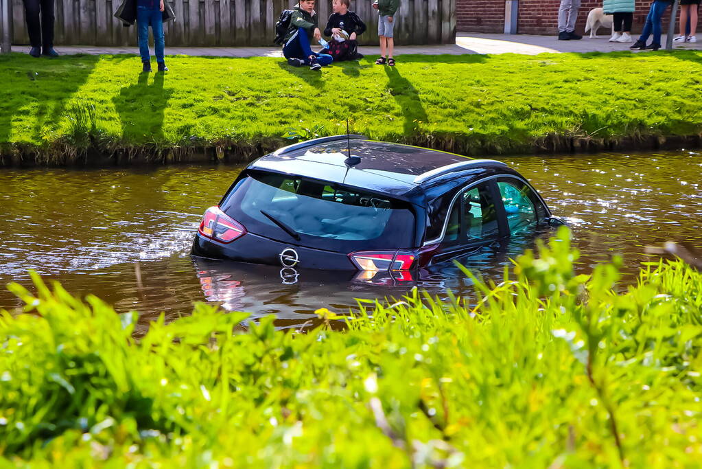 Omstanders redden inzittenden uit te water geraakte auto