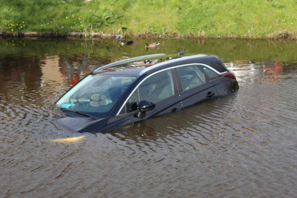 Omstanders redden inzittenden uit te water geraakte auto