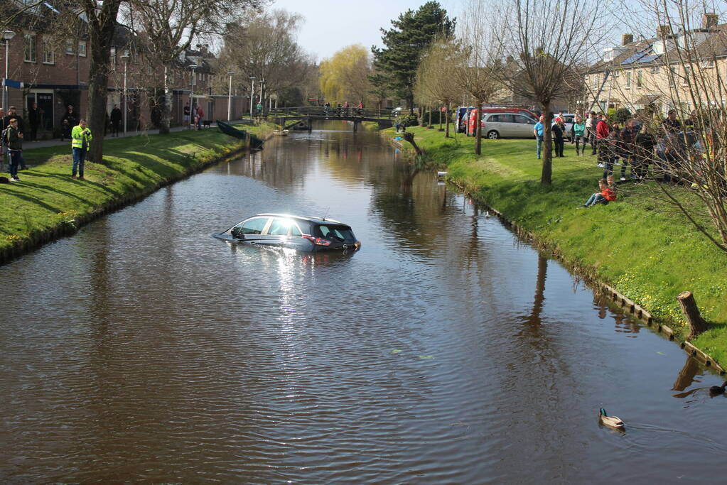 Omstanders redden inzittenden uit te water geraakte auto