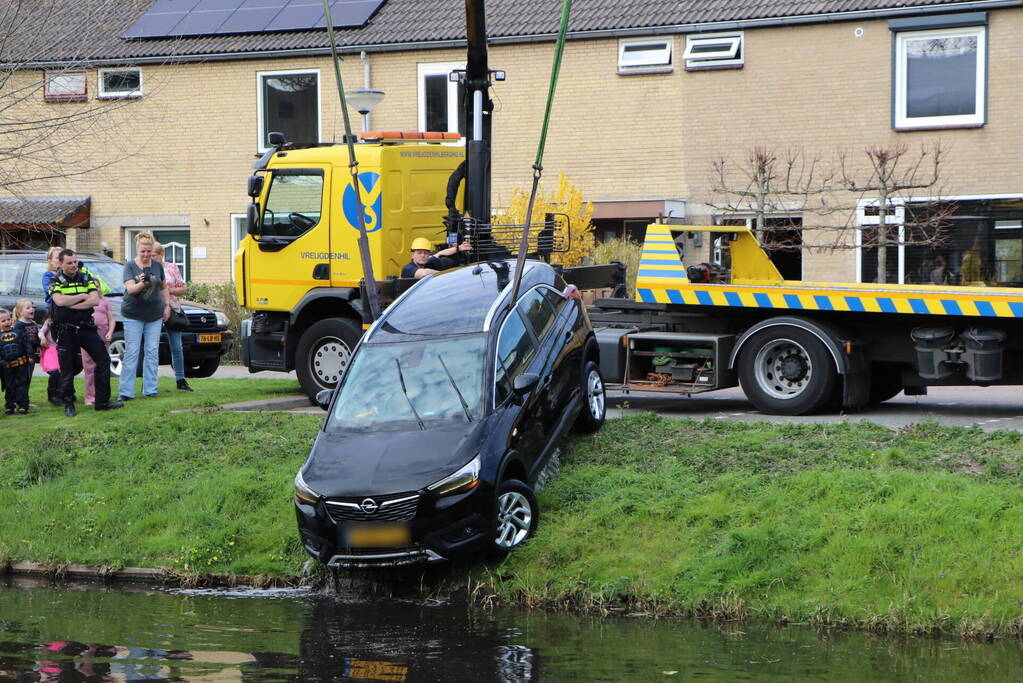 Omstanders redden inzittenden uit te water geraakte auto