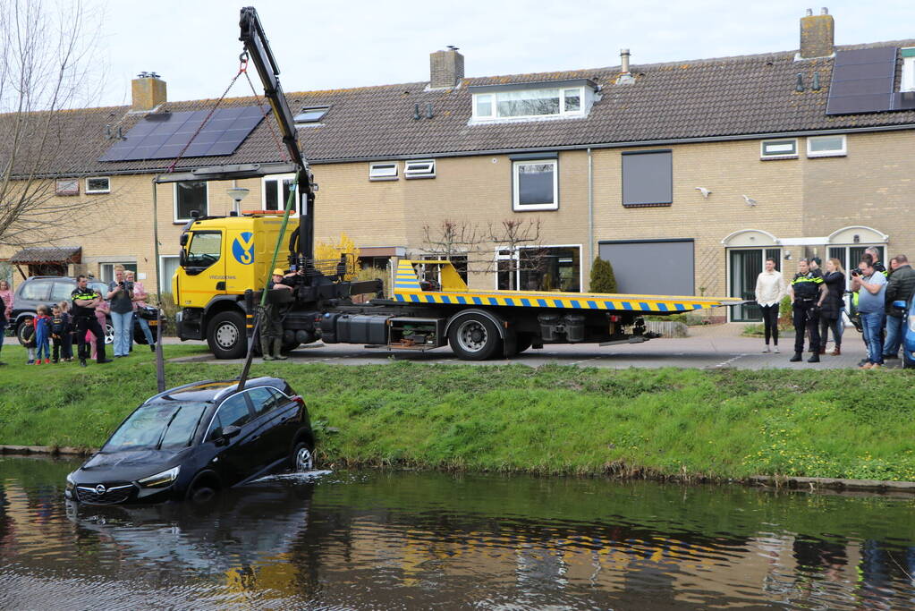 Omstanders redden inzittenden uit te water geraakte auto