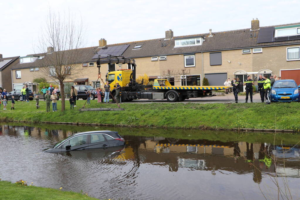 Omstanders redden inzittenden uit te water geraakte auto