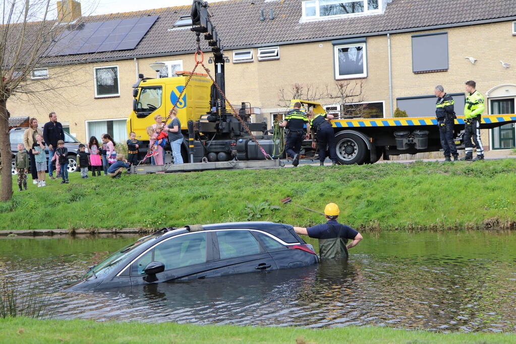 Omstanders redden inzittenden uit te water geraakte auto