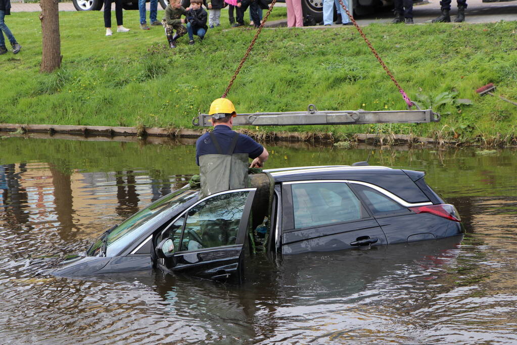 Omstanders redden inzittenden uit te water geraakte auto