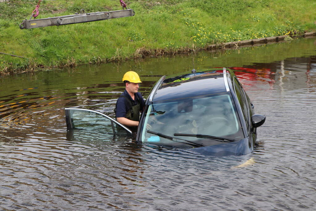 Omstanders redden inzittenden uit te water geraakte auto