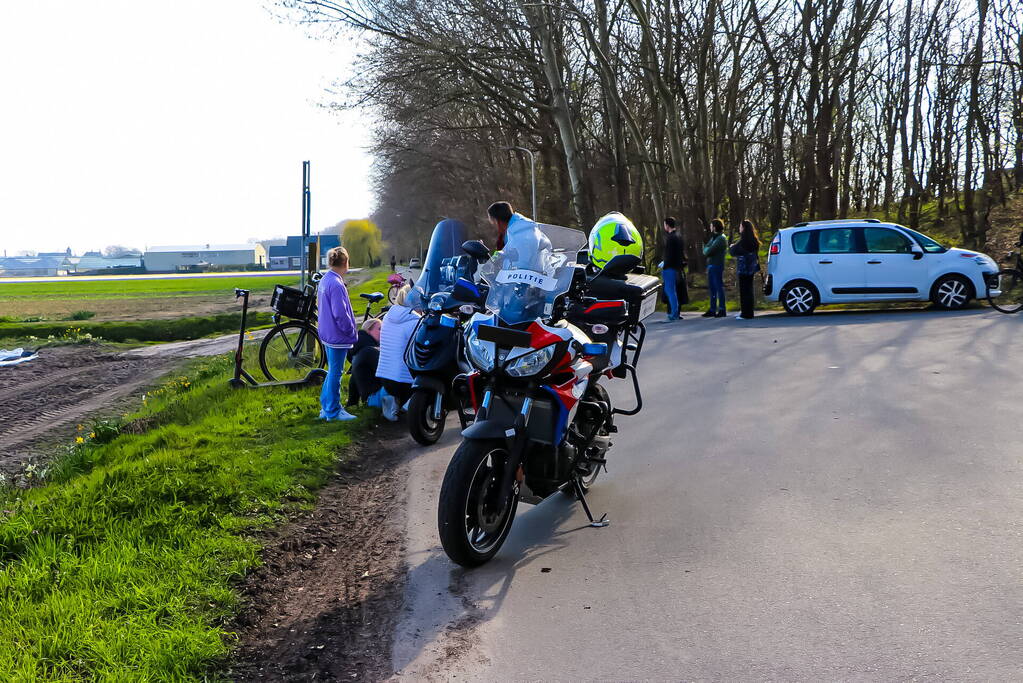 Taxi en scooterrijder in botsing