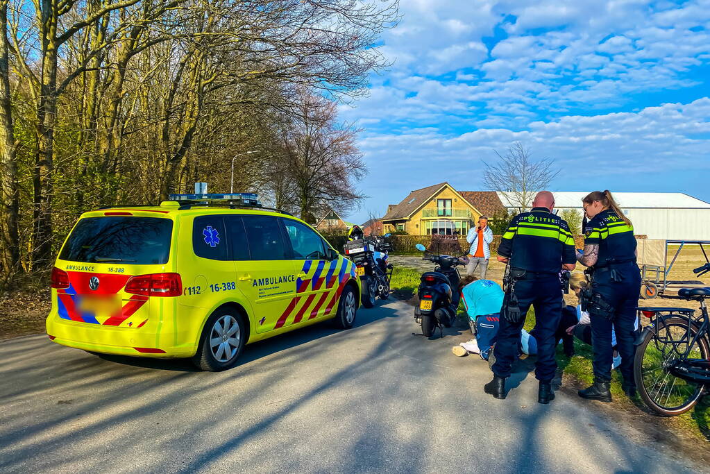 Taxi en scooterrijder in botsing