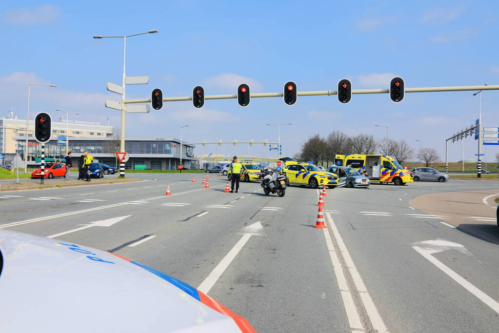 Auto rijdt door rood en veroorzaakt aanrijding