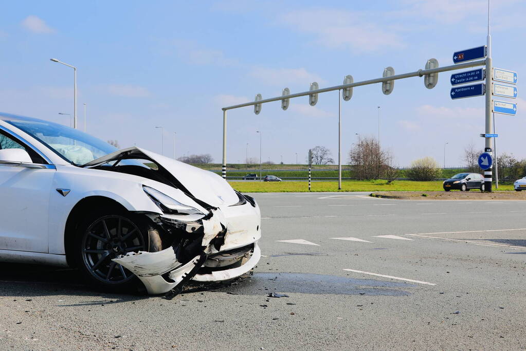 Auto rijdt door rood en veroorzaakt aanrijding