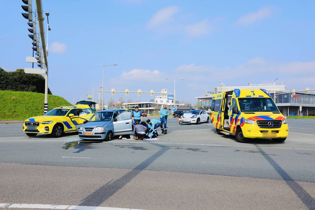 Auto rijdt door rood en veroorzaakt aanrijding