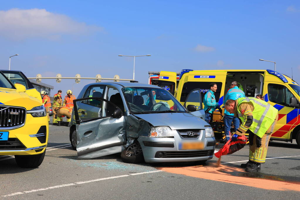 Auto rijdt door rood en veroorzaakt aanrijding