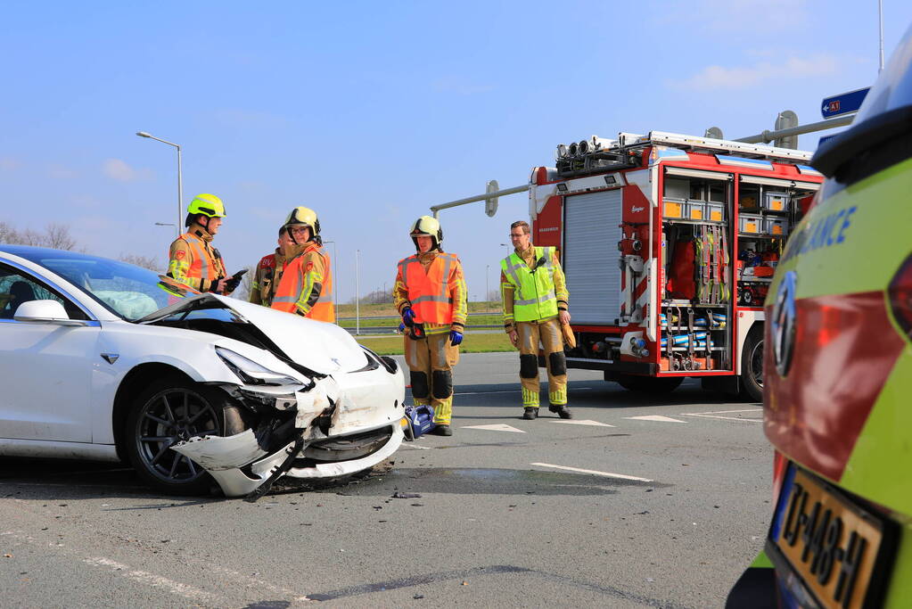 Auto rijdt door rood en veroorzaakt aanrijding