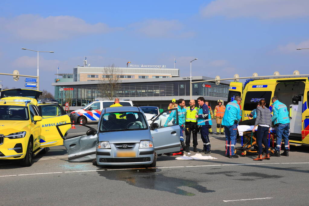 Auto rijdt door rood en veroorzaakt aanrijding