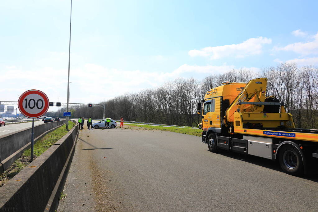 Beveiliger slaat met auto over de kop