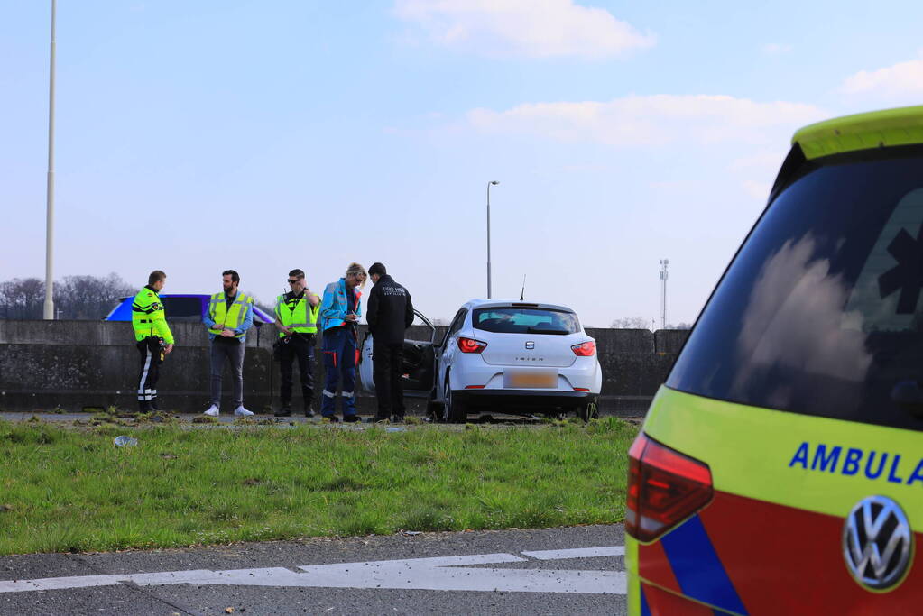 Beveiliger slaat met auto over de kop