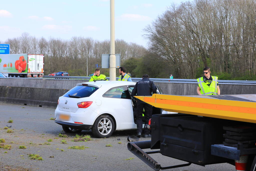 Beveiliger slaat met auto over de kop