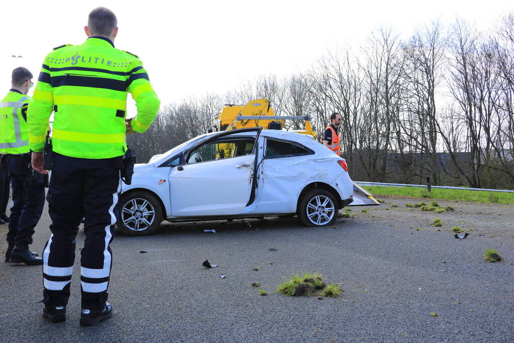 Beveiliger slaat met auto over de kop