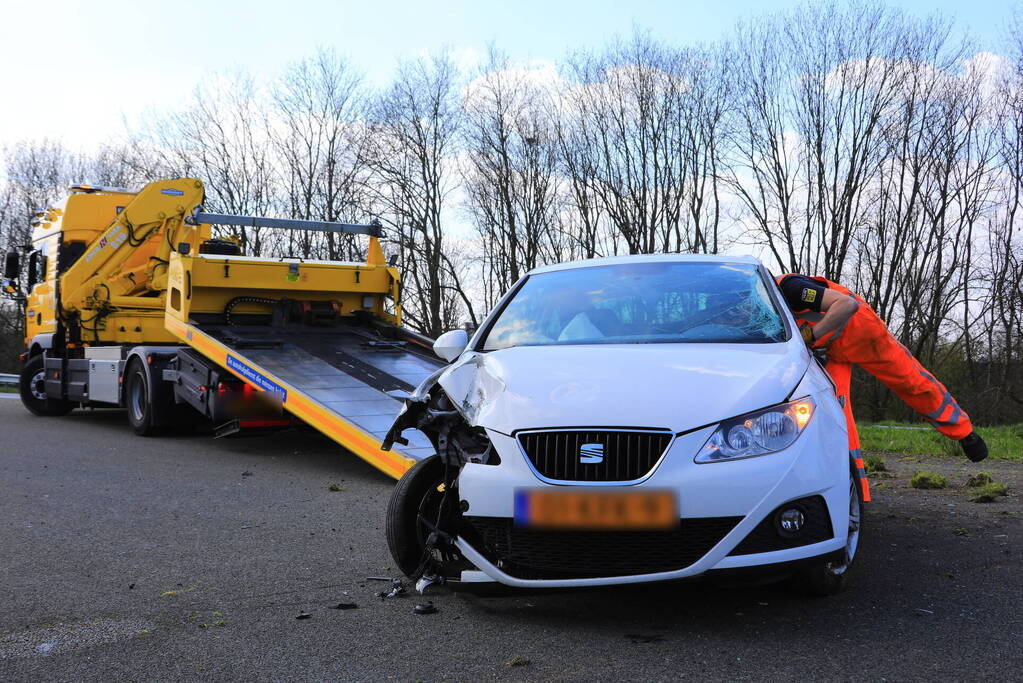 Beveiliger slaat met auto over de kop