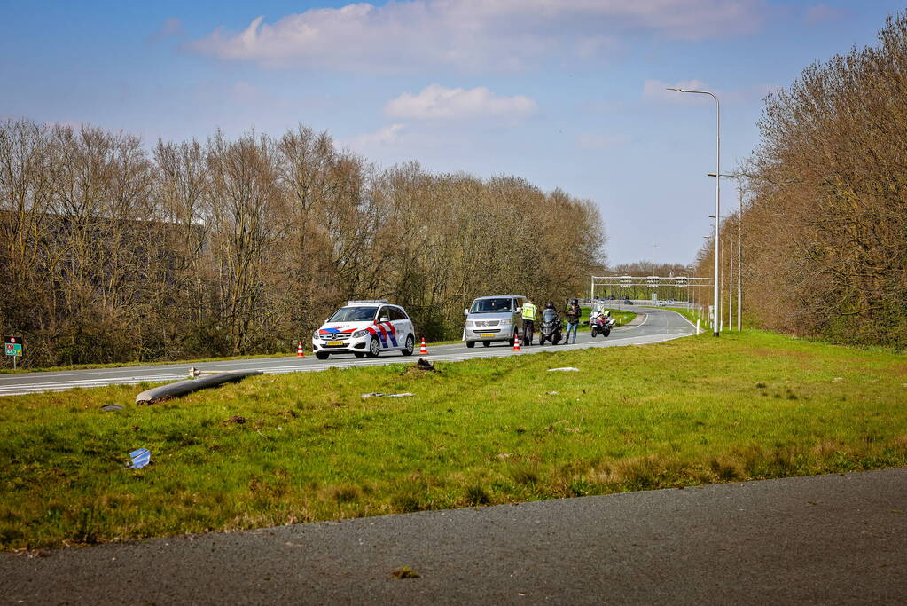 Beveiliger slaat met auto over de kop