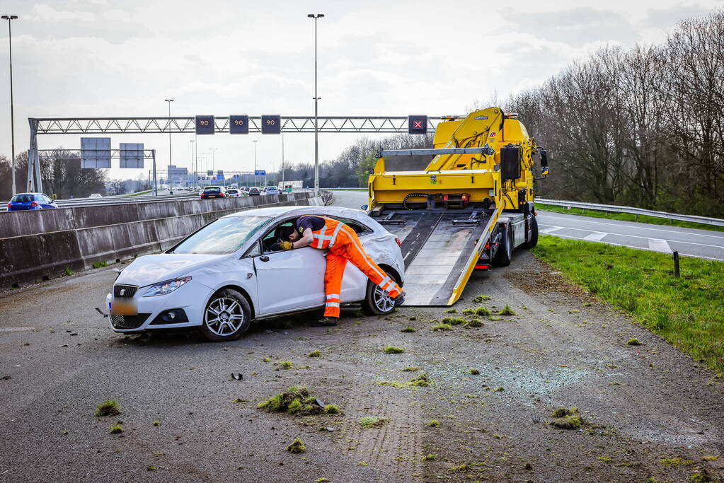 Beveiliger slaat met auto over de kop