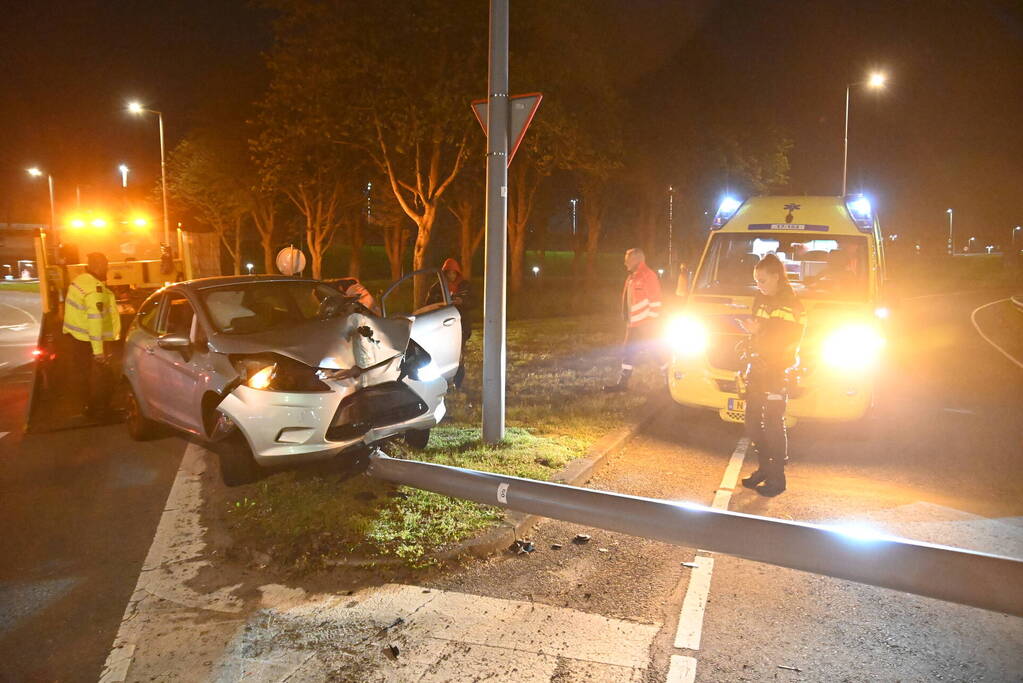 Bestuurder valt in slaap en klapt op lichtmast