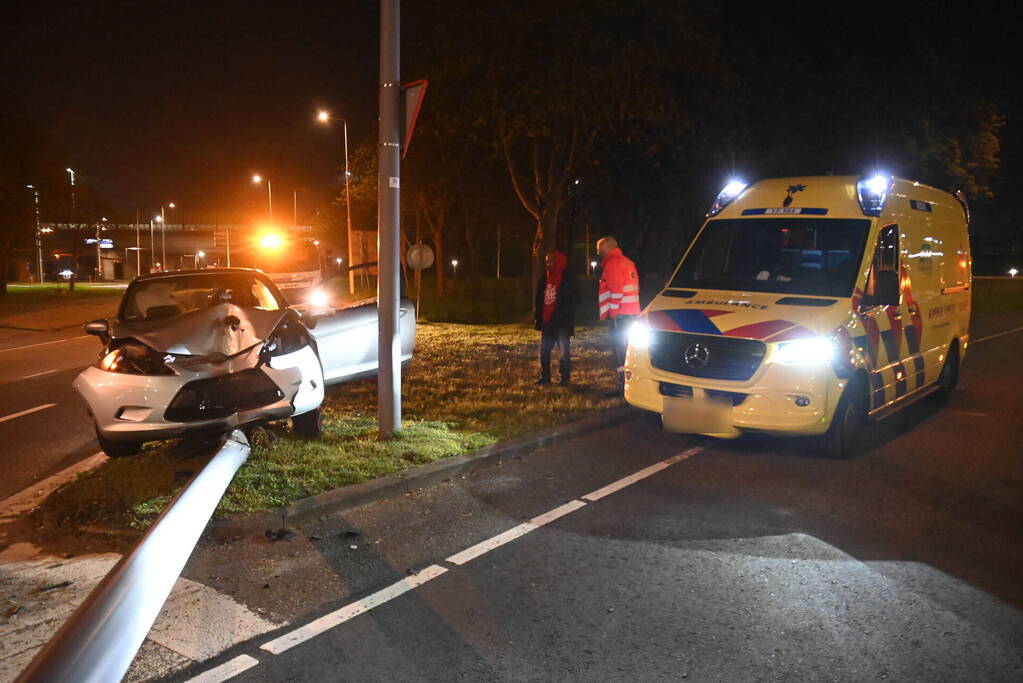 Bestuurder valt in slaap en klapt op lichtmast