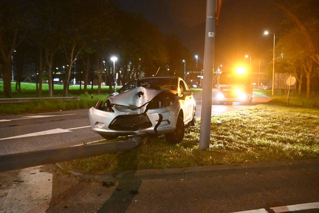 Bestuurder valt in slaap en klapt op lichtmast