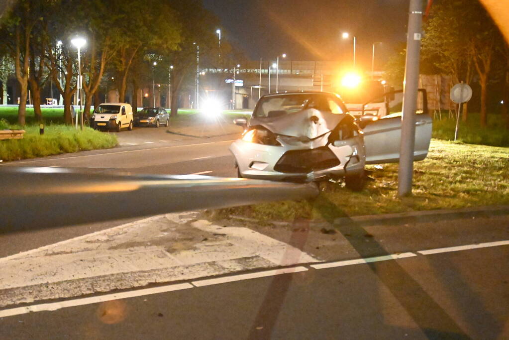 Bestuurder valt in slaap en klapt op lichtmast