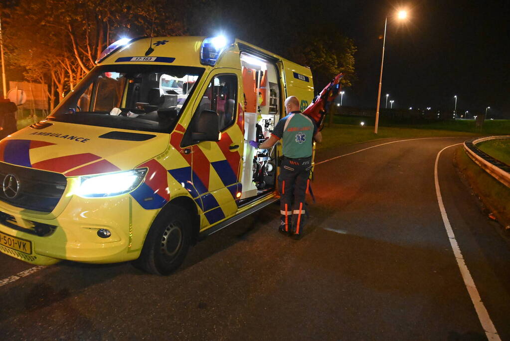 Bestuurder valt in slaap en klapt op lichtmast