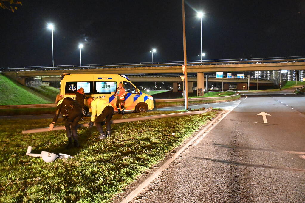 Bestuurder valt in slaap en klapt op lichtmast