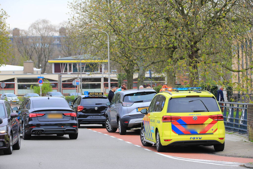 Automobilist botst op afslaande lesauto