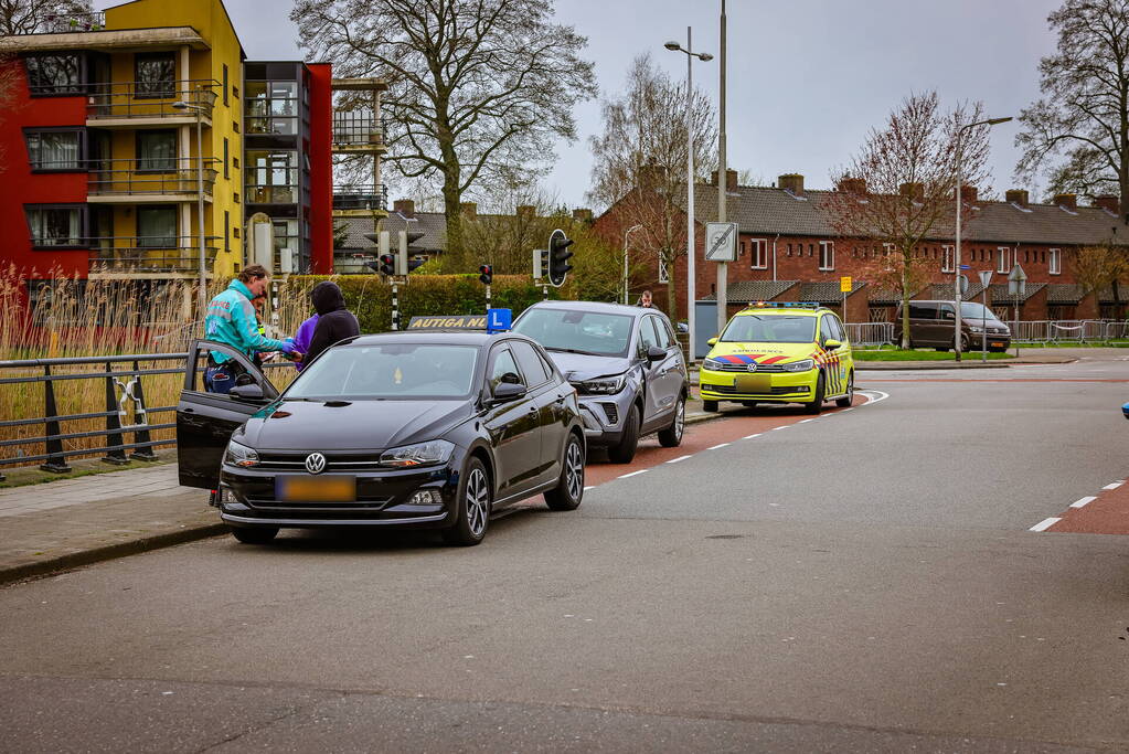 Automobilist botst op afslaande lesauto