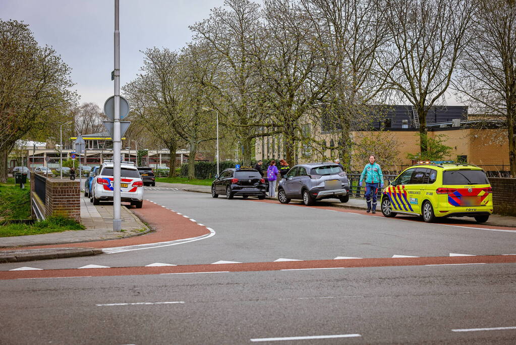 Automobilist botst op afslaande lesauto