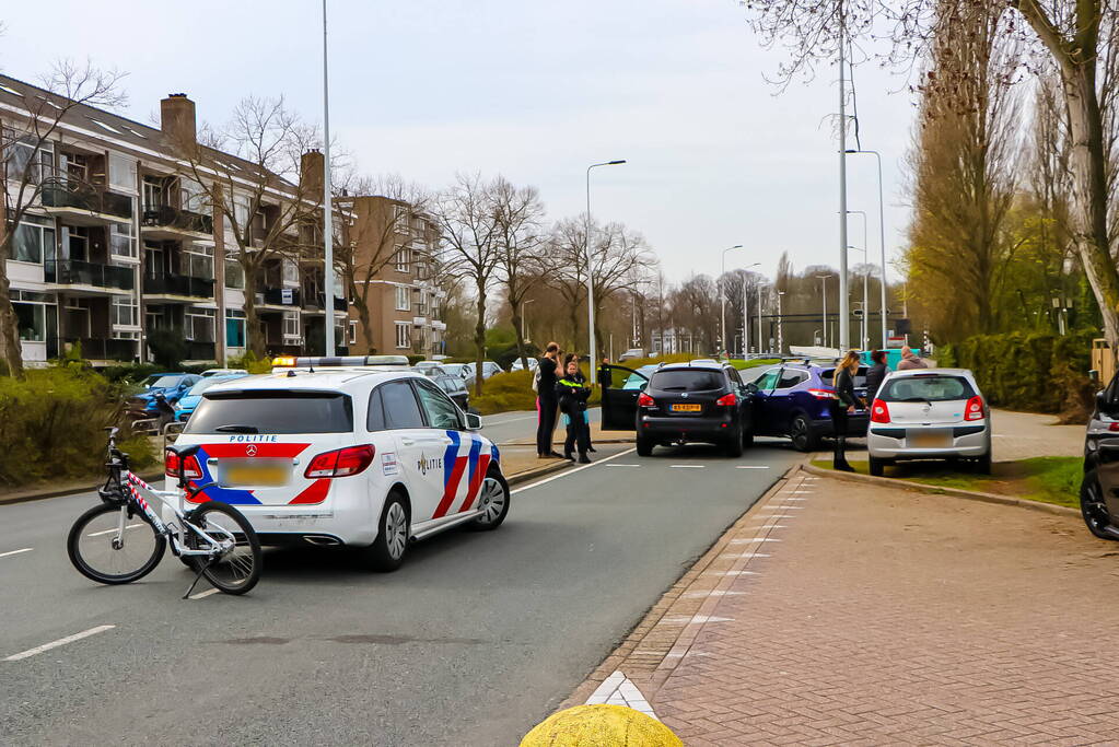 Veel schade na invoegen bij tankstation