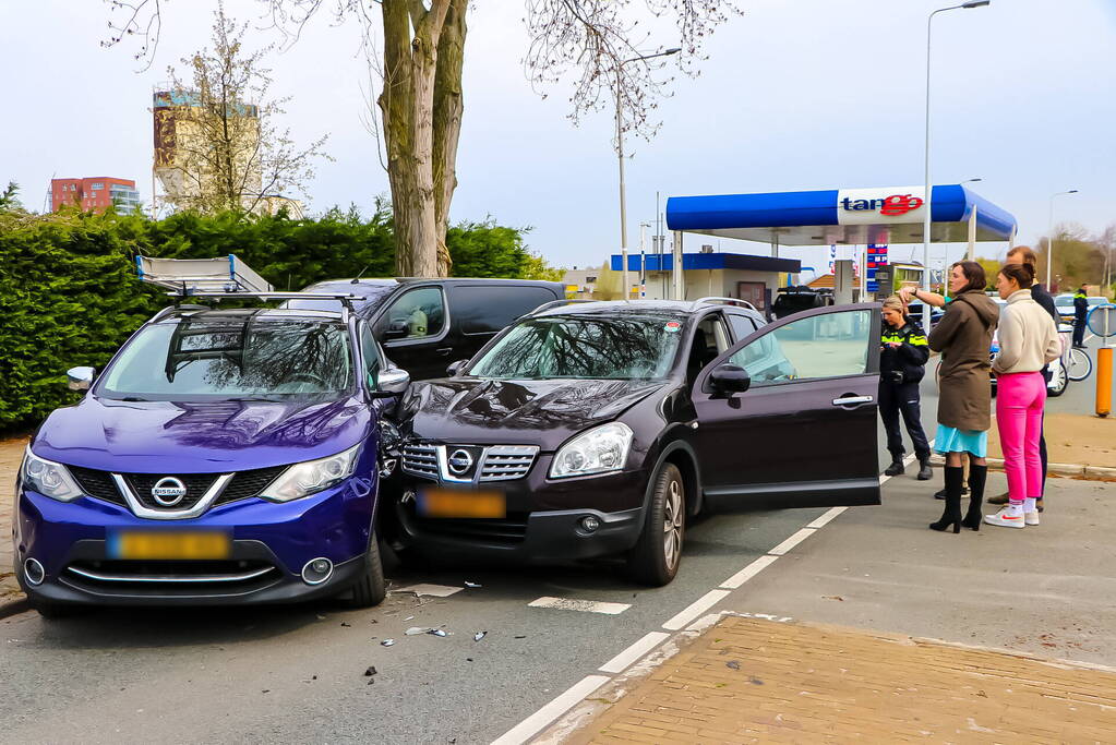 Veel schade na invoegen bij tankstation