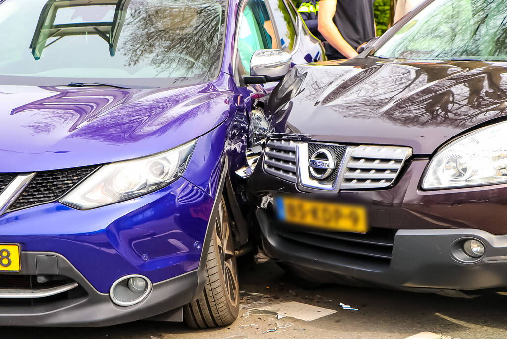 Veel schade na invoegen bij tankstation