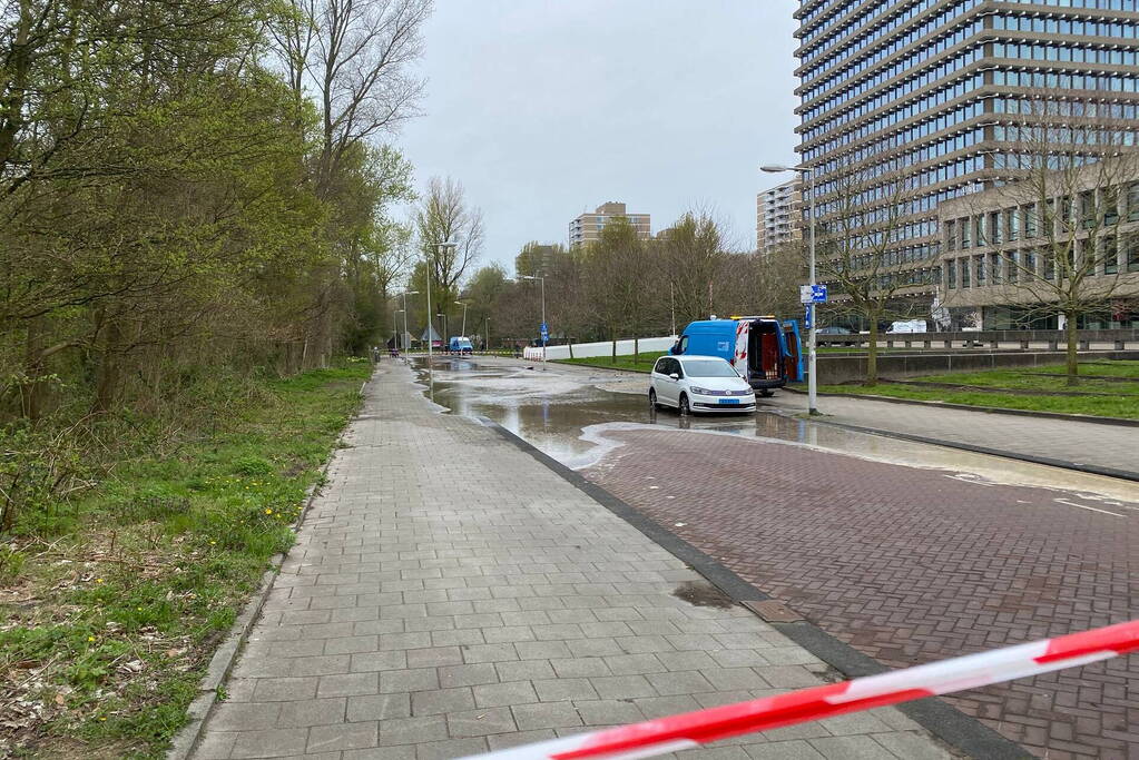 Straat volgelopen met water na lek in waterleiding