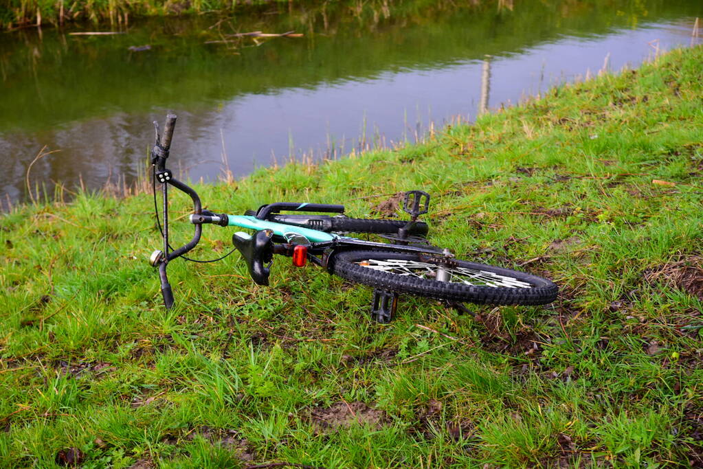 Fiets aangetroffen langs waterkant