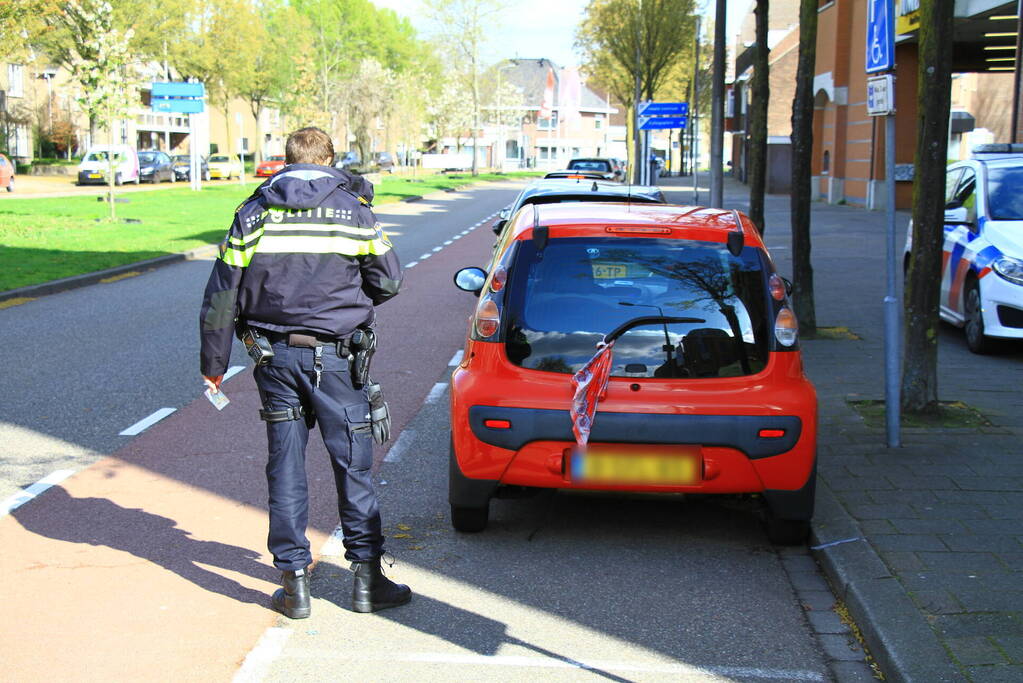 Man op fiets gewond bij botsing met auto