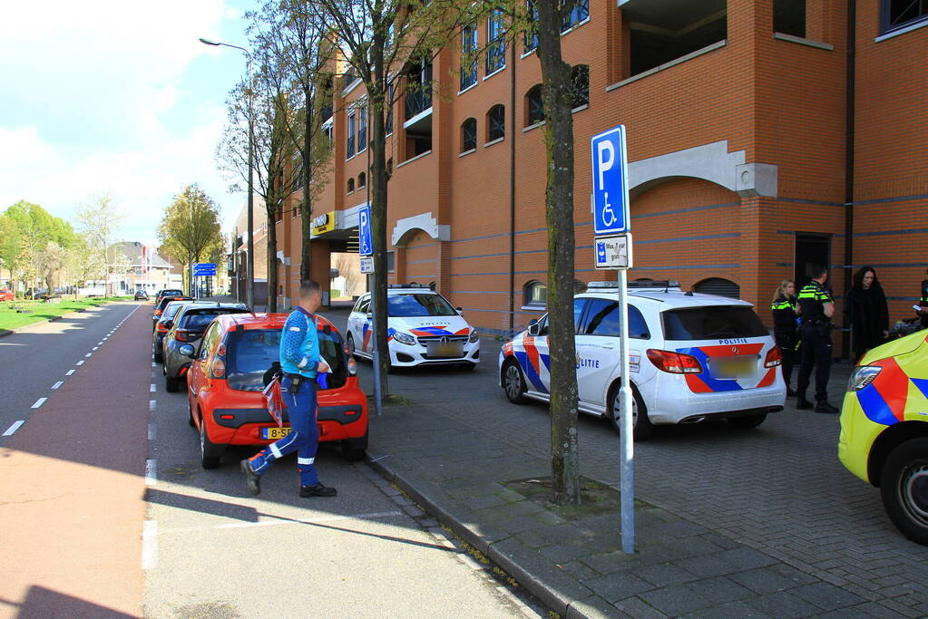 Man op fiets gewond bij botsing met auto