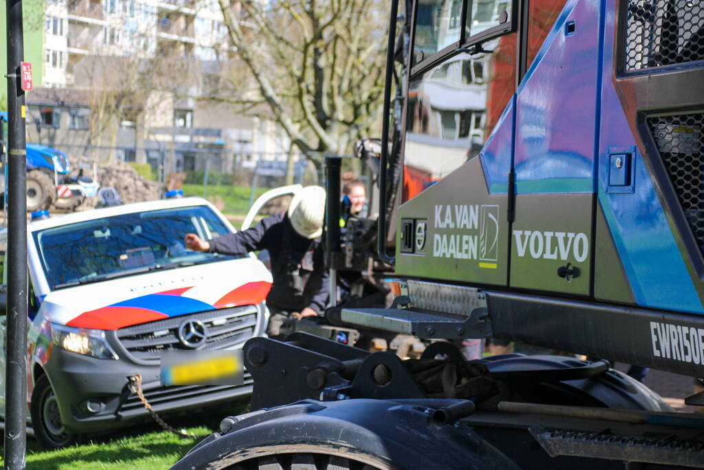 Graafmachine schiet politie te hulp