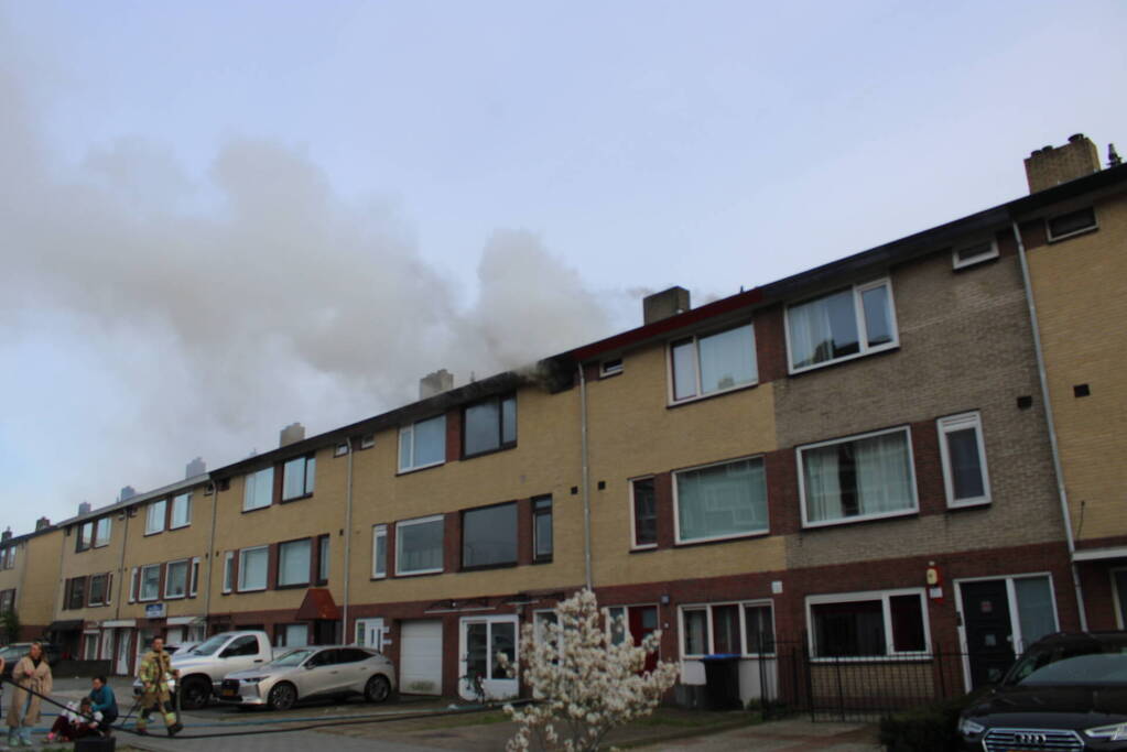 Veel rookontwikkeling bij uitslaande zolderbrand