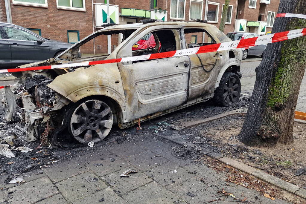 Auto verwoest door brand