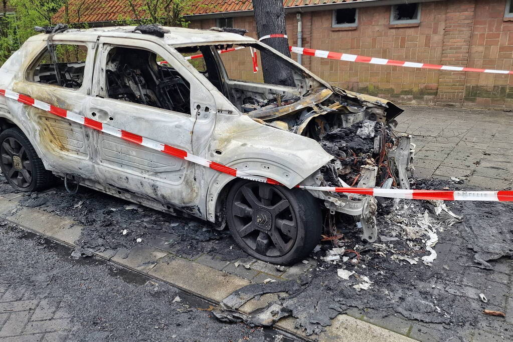 Auto verwoest door brand